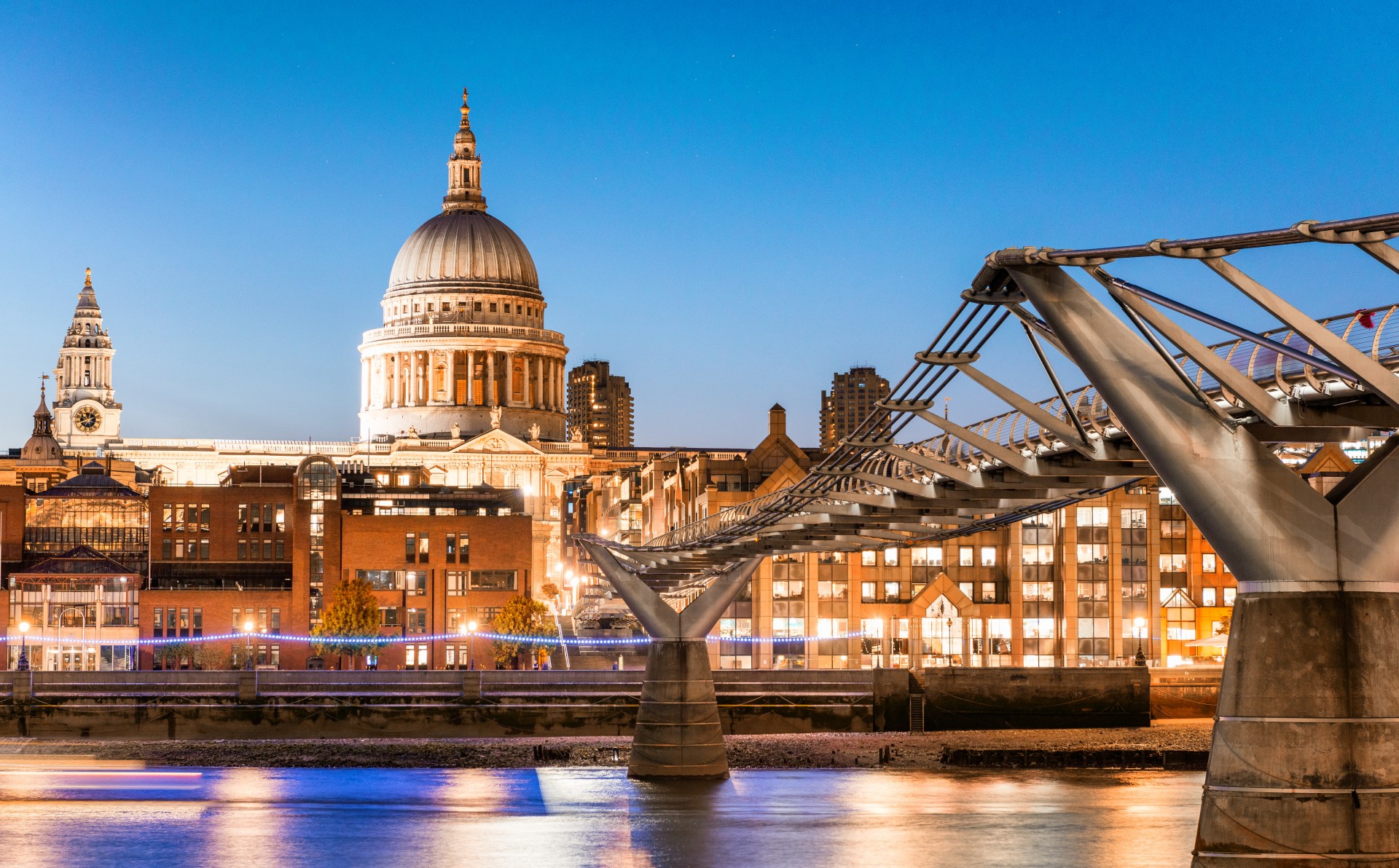 St. Paul's katedrala i milenijski most na putoavanju u London